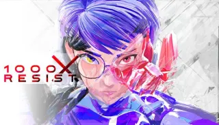 Un visage peint en coups de pinceau violets et rouges, lunettes rondes, une main lev&eacute;e devant l'objectif ; l'image se d&eacute;double en deux versions d&eacute;cal&eacute;es.