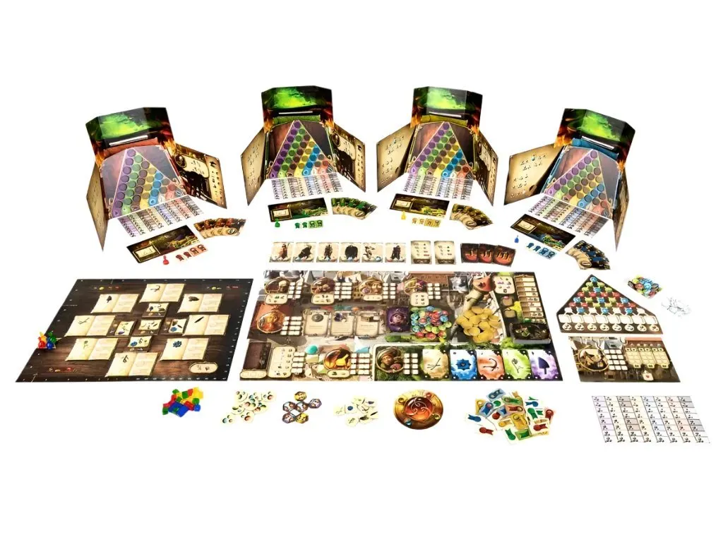 Le mat&eacute;riel du jeu &eacute;tal&eacute; : quatre paravents de joueur ouverts sur leurs grilles de d&eacute;duction, le plateau central couvert de cartes d'ingr&eacute;dients, des d&eacute;s, des jetons et des cubes de couleur