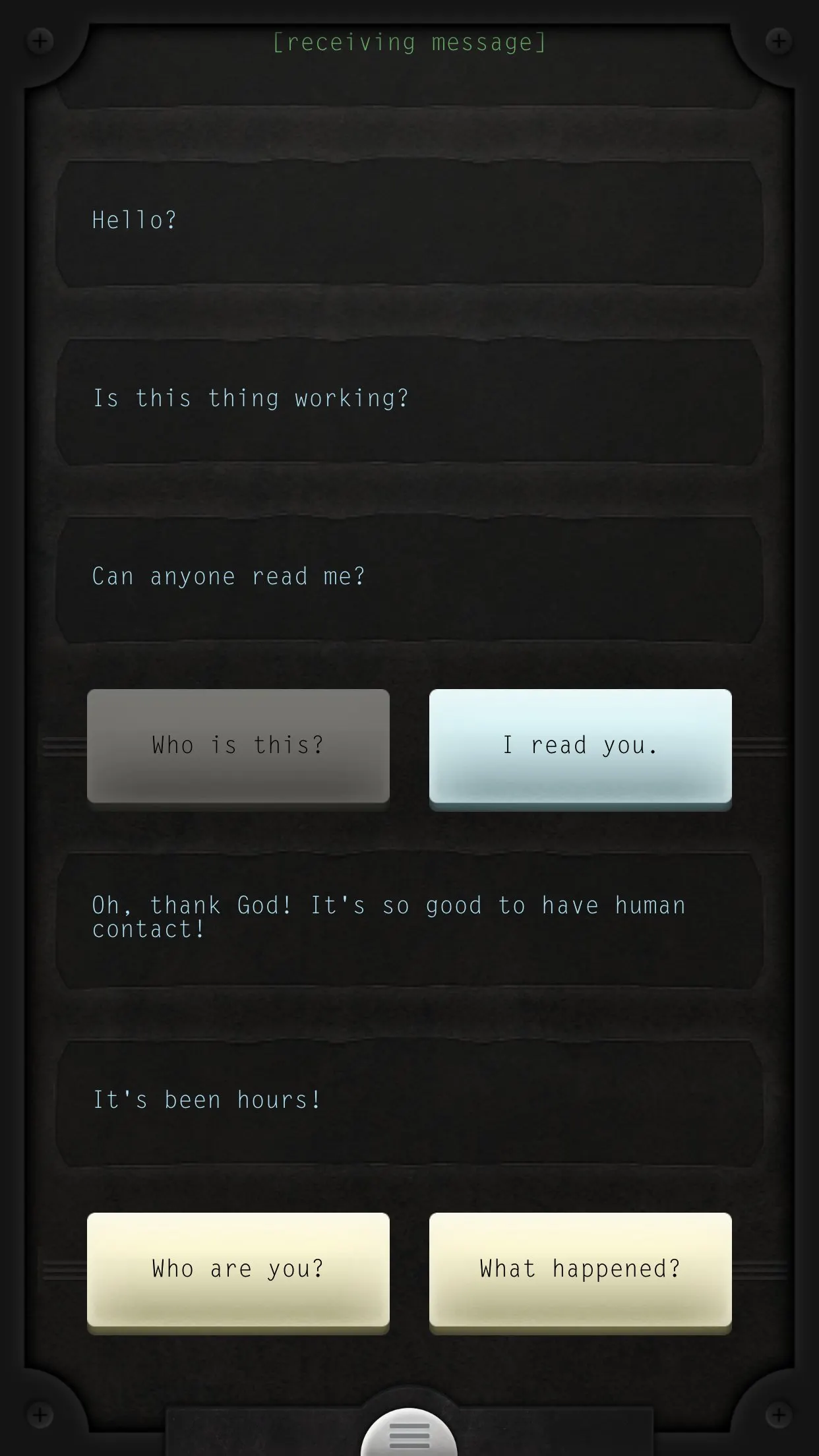 &Eacute;cran du t&eacute;l&eacute;phone : une conversation en cours o&ugrave; Taylor &eacute;crit &laquo; Hello? &raquo;, &laquo; Is this thing working? &raquo;, &laquo; Can anyone read me? &raquo;, et deux boutons de r&eacute;ponse en bas, &laquo; Who are you? &raquo; et &laquo; What happened? &raquo;