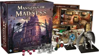 La bo&icirc;te du jeu debout au milieu de son mat&eacute;riel : tuiles de pi&egrave;ces assembl&eacute;es en manoir, figurines de plastique gris, cartes d'enqu&ecirc;teurs et jetons color&eacute;s