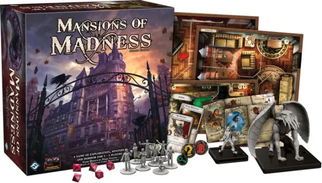 La bo&icirc;te du jeu debout au milieu de son mat&eacute;riel : tuiles de pi&egrave;ces assembl&eacute;es en manoir, figurines de plastique gris, cartes d'enqu&ecirc;teurs et jetons color&eacute;s