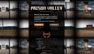 &Eacute;cran d'accueil du webdocumentaire : une mosa&iuml;que de photographies de grillages, de miradors et de panneaux &laquo; no inmate access &raquo; ; au centre, le titre &laquo; Prison Valley &mdash; l'industrie de la prison &raquo; et deux boutons, d&eacute;marrer et continuer