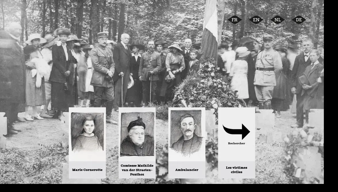 &Eacute;cran en noir et blanc. En fond, une photographie ancienne d'une c&eacute;r&eacute;monie en for&ecirc;t : une foule endimanch&eacute;e, des militaires, une gerbe pos&eacute;e devant des tombes. Au premier plan, quatre cartes blanches align&eacute;es : trois portraits dessin&eacute;s au crayon l&eacute;gend&eacute;s &laquo; Marie Cornerotte &raquo;, &laquo; Comtesse Mathilde van der Straeten-Ponthoz &raquo; et &laquo; Ambulancier &raquo;, puis une fl&egrave;che noire au-dessus du mot &laquo; Rechercher &raquo;, sous le titre &laquo; Les victimes civiles &raquo;. En haut &agrave; droite, quatre onglets : FR, EN, NL, DE.