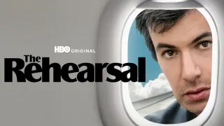 Le visage impassible de Nathan Fielder appara&icirc;t dans le hublot d'un avion, sur un fond gris uni, &agrave; c&ocirc;t&eacute; du titre en gros caract&egrave;res noirs.