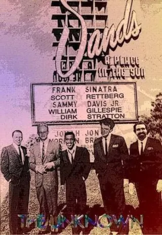 Une photographie retouch&eacute;e du Rat Pack devant l'enseigne du casino Sands, dont le panneau lumineux affiche &laquo; Frank Sinatra, Scott Rettberg, Sammy Davis Jr, William Gillespie, Dirk Stratton &raquo; ; en bas, le titre &laquo; The Unknown &raquo; en lettres color&eacute;es.