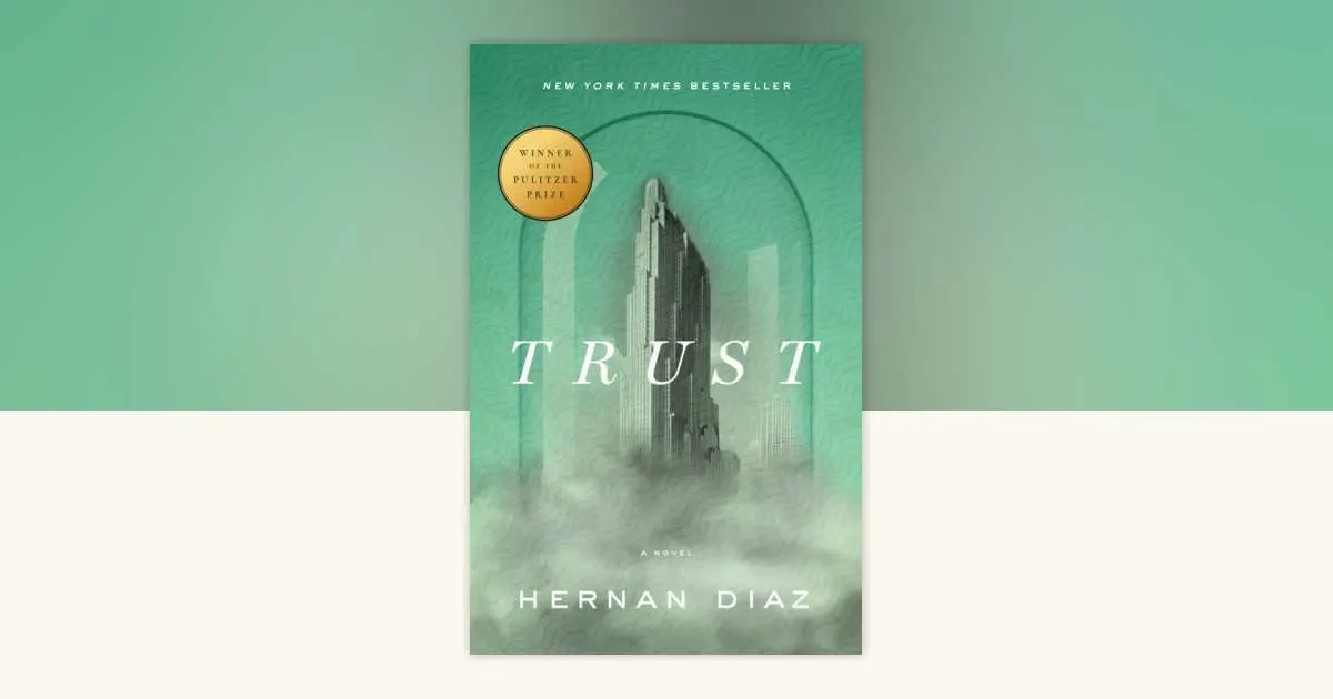La couverture du livre sur fond vert d'eau : un gratte-ciel &eacute;merge d'un banc de brume sous une arche dessin&eacute;e, avec la pastille dor&eacute;e du prix Pulitzer.