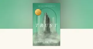 La couverture du livre sur fond vert d'eau : un gratte-ciel &eacute;merge d'un banc de brume sous une arche dessin&eacute;e, avec la pastille dor&eacute;e du prix Pulitzer.
