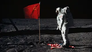 Photographie truqu&eacute;e d'un alunissage : un cosmonaute salue le drapeau sovi&eacute;tique plant&eacute; dans la poussi&egrave;re, tandis que la banni&egrave;re &eacute;toil&eacute;e g&icirc;t pi&eacute;tin&eacute;e &agrave; ses pieds