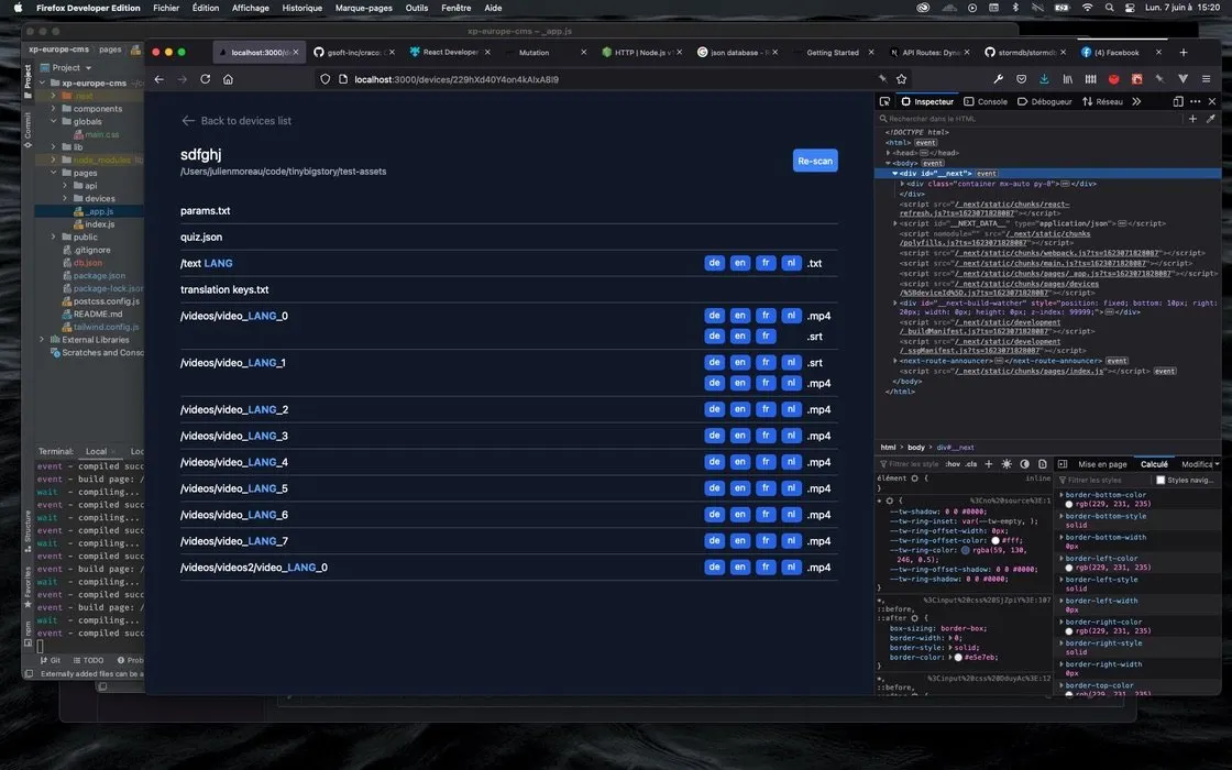 Capture d'un &eacute;cran d'ordinateur : un navigateur ouvert sur une application locale, l'inspecteur de d&eacute;veloppement &agrave; droite, un &eacute;diteur de code &agrave; gauche. La page liste des fichiers pour un appareil : params.txt, quiz.json, un texte, des cl&eacute;s de traduction, puis une s&eacute;rie de chemins de vid&eacute;os nomm&eacute;s video_LANG_0 &agrave; video_LANG_7. En face de chaque ligne, quatre petits boutons color&eacute;s &laquo; de &raquo;, &laquo; en &raquo;, &laquo; fr &raquo;, &laquo; nl &raquo;, et l'extension du fichier, .mp4 ou .srt.
