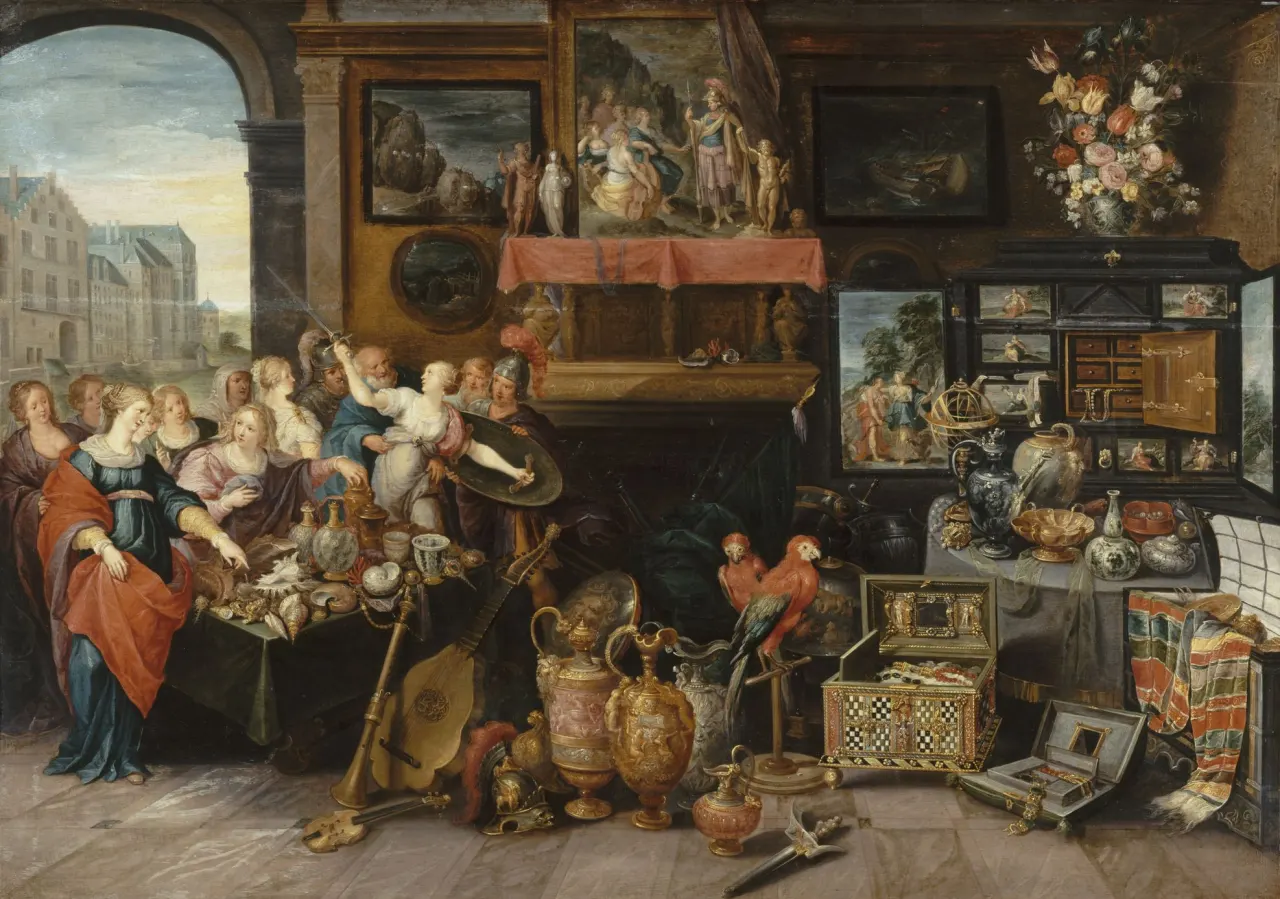 Un int&eacute;rieur encombr&eacute; de tableaux, de coquillages, de statuettes et de monnaies ; au centre, Ulysse tend une &eacute;p&eacute;e &agrave; Achille d&eacute;guis&eacute; en femme parmi les filles de Lycom&egrave;de.