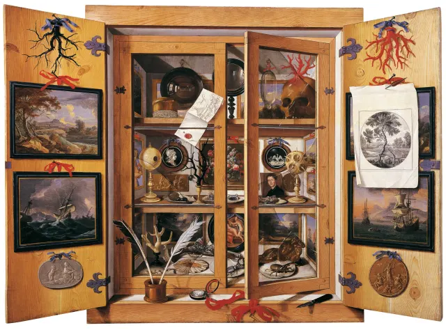 Une armoire peinte en trompe-l'&oelig;il, portes ouvertes : six casiers vitr&eacute;s remplis de coraux, de coquillages, de cam&eacute;es, d'un cr&acirc;ne, d'un homard, d'un scarab&eacute;e, de petits tableaux ; sur les portes, des paysages encadr&eacute;s, des m&eacute;dailles et une gravure retenue par un clou.